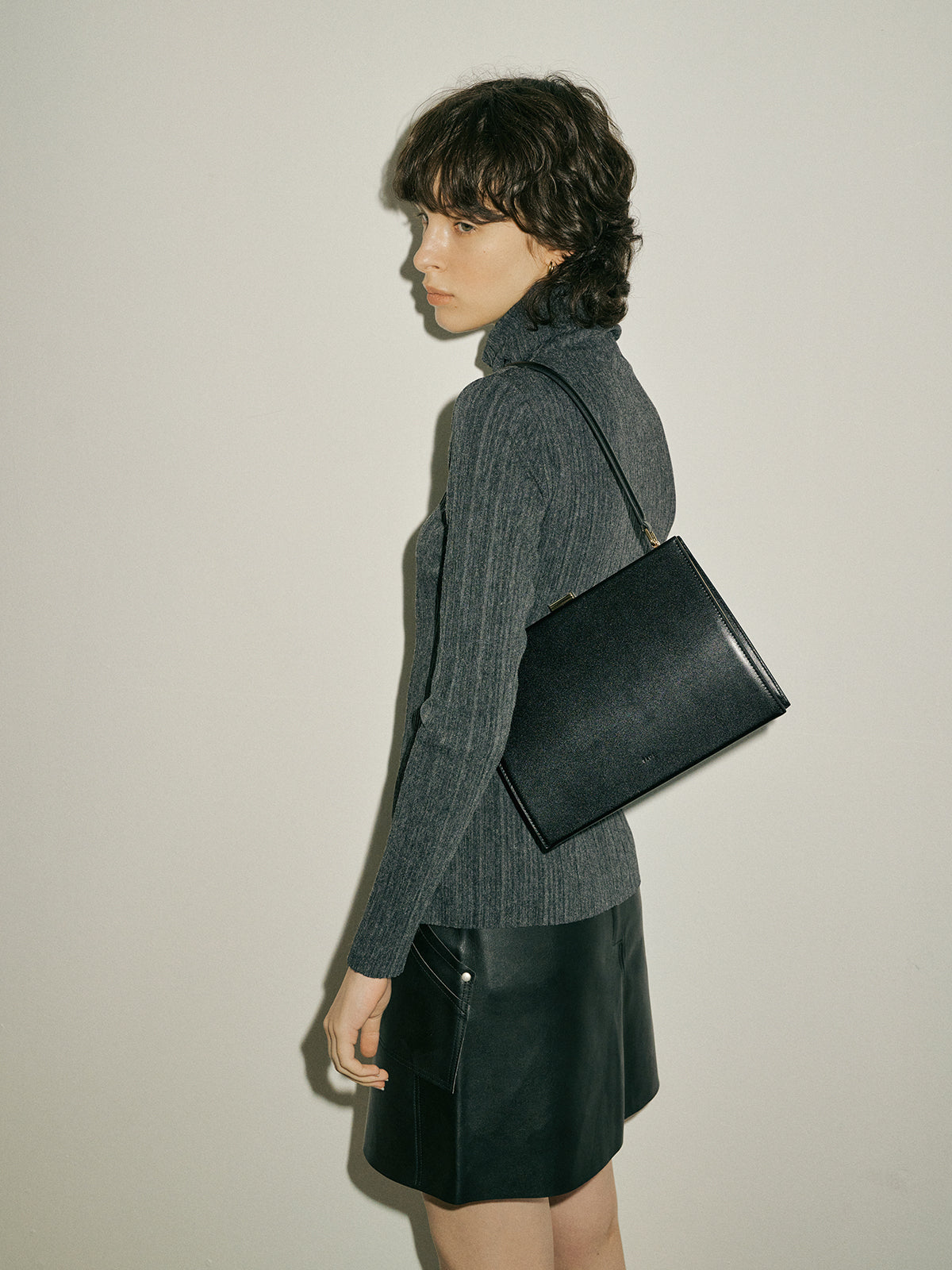日本未入荷☆Ohwi Sling bag/全2色/FLOR 日本未入荷☆Ohwi Sling bag/全2色/FLOR (FLOR/ショルダーバッグ